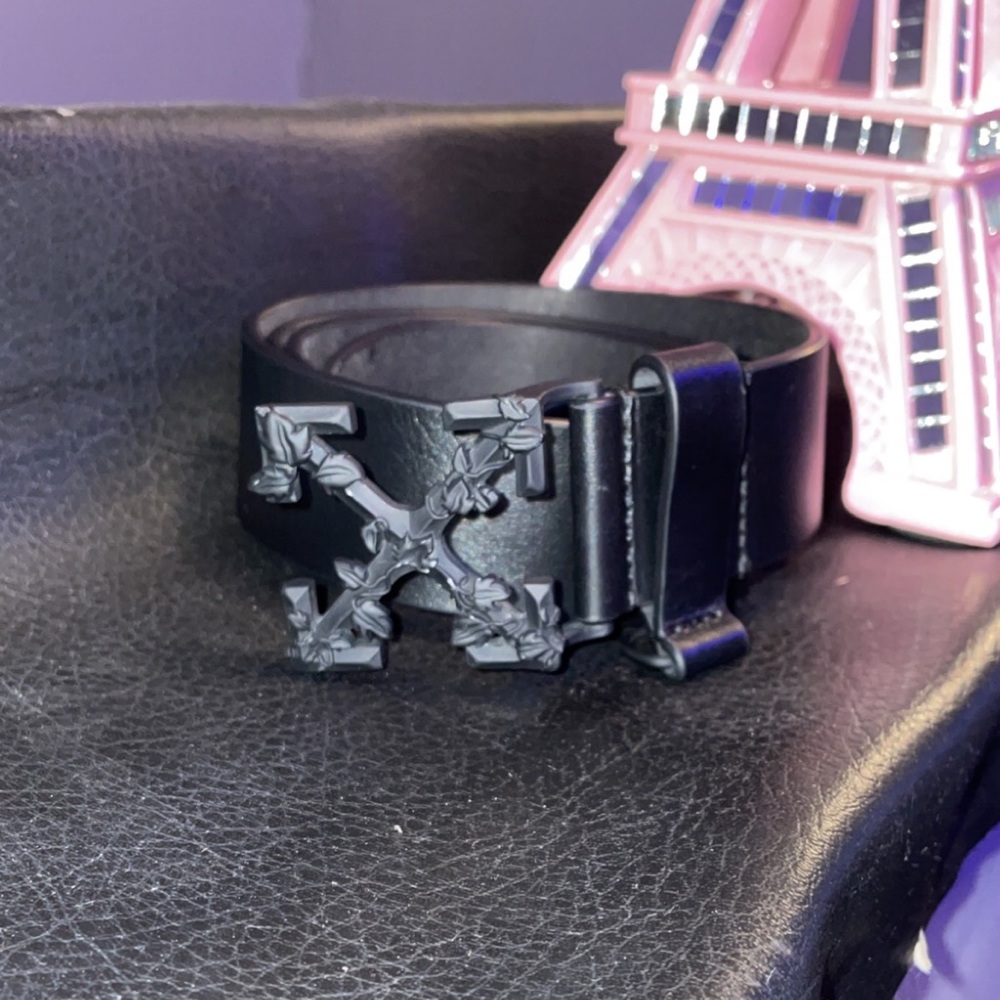 Selling men’s medium off white belt paid 630